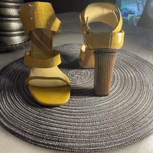 Mustard, color heel sandals, size 6 in great condition